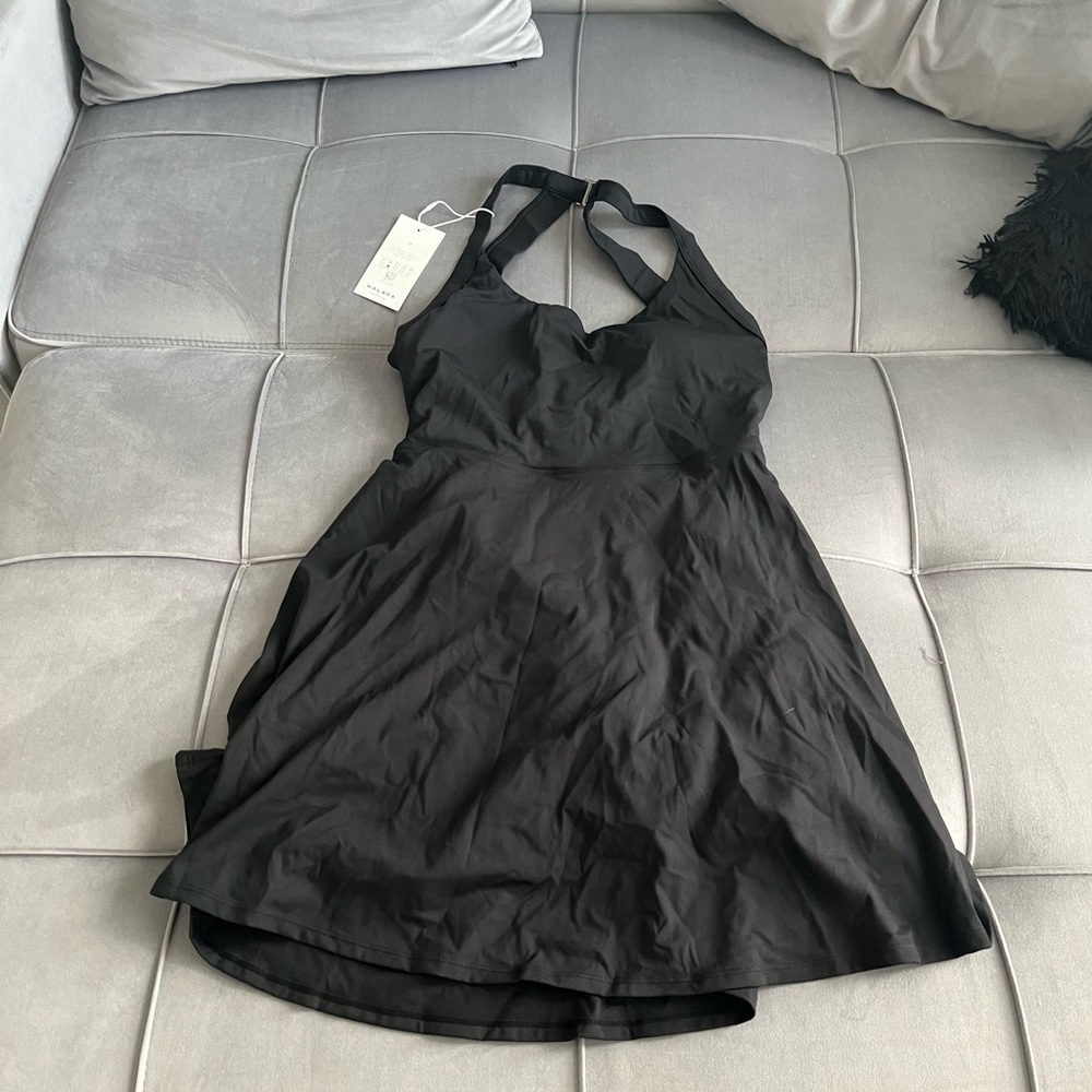 Backless athletic dress with shorts. - Picture 1 of 2